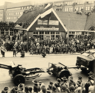 600837 Afbeelding van een legervoertuig met veldgeschut en munitiekar tijdens de Memorial D-Day Parade van de 3rd ...
